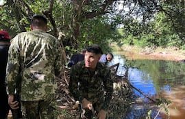 Efectivos militares participan de la búsqueda del niño desaparecido, ayer a orillas del arroyo Tayazuapé, en San Lorenzo.