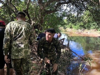 Efectivos militares participan de la búsqueda del niño desaparecido, ayer a orillas del arroyo Tayazuapé, en San Lorenzo.