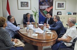 Los vecinos de los barrios que componen Tablada, en Asunción, acompañados de su abogado Ricardo Merlo y el director de Derecho Ambiental de la Corte Suprema de Justicia, discutieron sobre las denuncias de polución ambiental, que no avanzan.