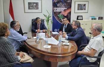 Los vecinos de los barrios que componen Tablada, en Asunción, acompañados de su abogado Ricardo Merlo y el director de Derecho Ambiental de la Corte Suprema de Justicia, discutieron sobre las denuncias de polución ambiental, que no avanzan.