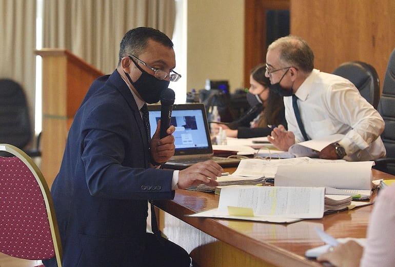 El juez penal Humberto Otazú (der.) y el fiscal Leonardi Guerrero, durante la audiencia preliminar.