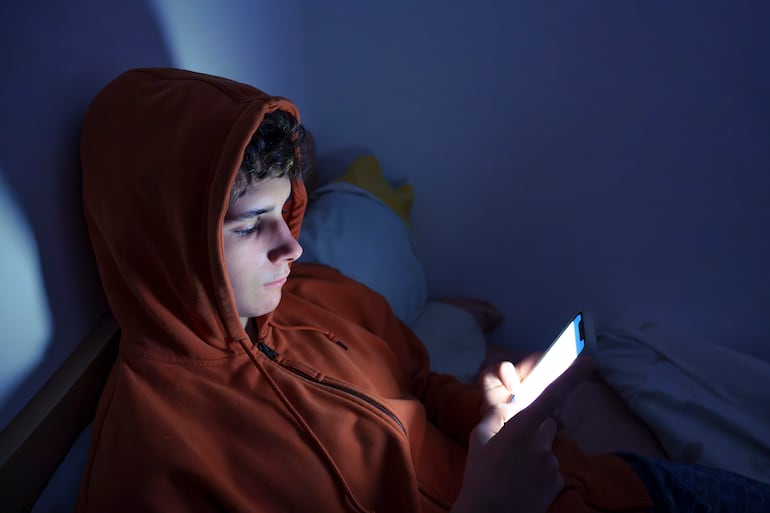 Concepto de scrolling, smartphone, redes sociales.