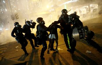 Un ciudadano hongkonés es arrestado durante las protestas pro democracia en la región semiautónoma de China que lucha por mantener sus libertades frente a la dictadura comunista.