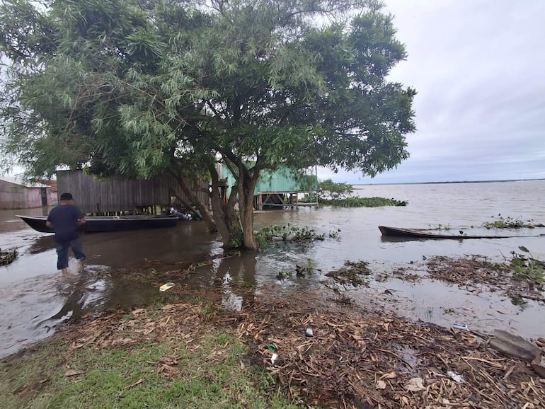 El río Paraná tiende hacia el nivel de inundabilidad en Ayolas El río Paraná tiende hacia el nivel de inundabilidad en Ayolas