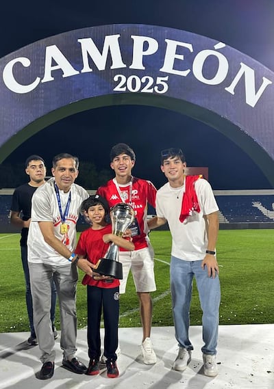 Ing. Óscar Gavilán Dávalos, vicepresidente de General Caballero de Juan León Mallorquín, con sus hijos Fabián, Isaías y Jeremías, tras la conquista del club altoparanaense de la Copa Paraguay contra el 2 de Mayo, el pasado domingo en el estadio Río Parapití de Pedro Juan Caballero.
