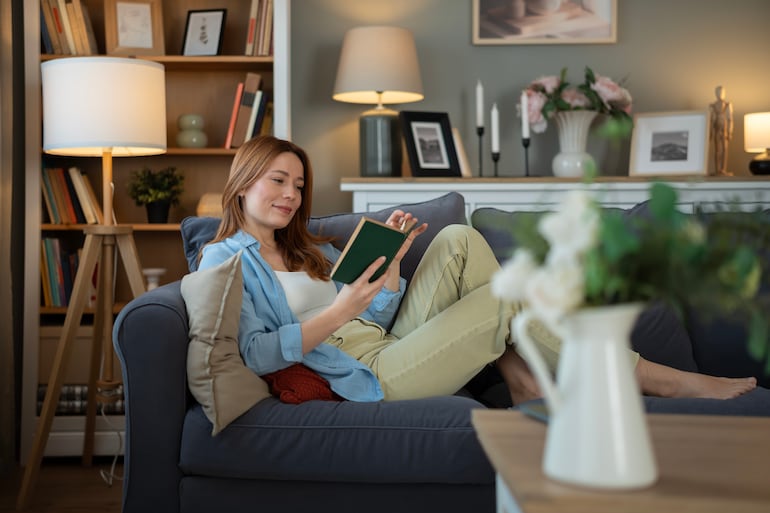 Persona sola y feliz en su casa.