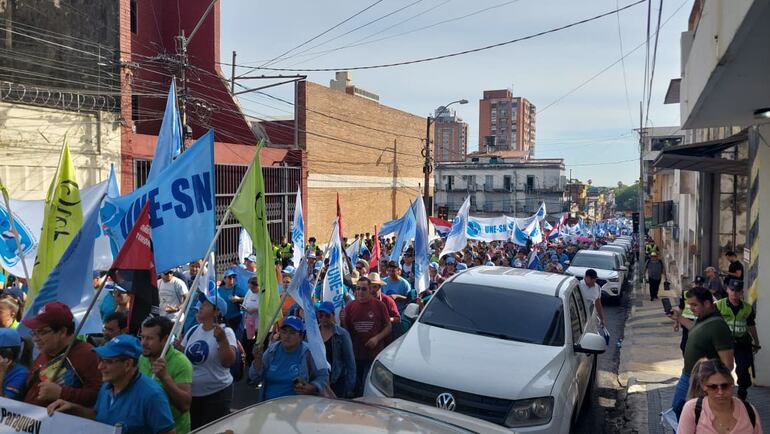 Docentes marchan este 11 de marzo en medio del tratamiento de la reforma de la caja fiscal en el Senado.