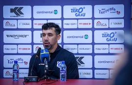 El entrenador del Sportivo 2 de Mayo, Eduardo Ledesma habla en conferencia de prensa tras el triunfo frente a Sportivo San Lorenzo.
