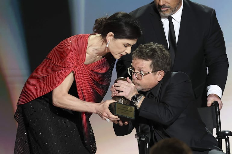 Julianna Margulies entrega a Michael J. Fox el premio humanitario Bob Hope en el escenario durante la 78.ª edición anual de los premios Emmy. (EFE/EPA/CHRIS TORRES)