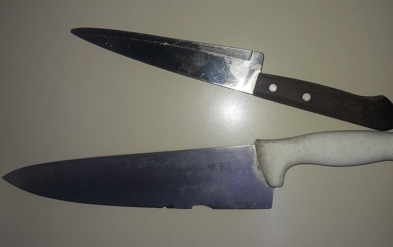 Los dos cuchillos que utilizó para cometer el robo agravado.