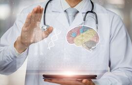 Médico con un estetoscopio alrededor del cuello y una tablet en la mano