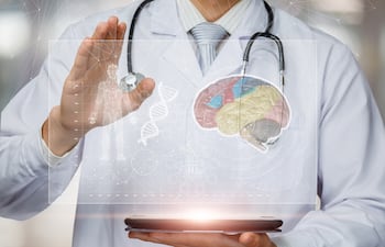 Médico con un estetoscopio alrededor del cuello y una tablet en la mano