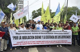 Foto Pedro Gonzalez. Locales 10-02-2026. Los docentes llegaron al centro de Asuncion, tras una multitudinaria marcha de los gremios que protestan contra la reforma de la Caja Fiscal.