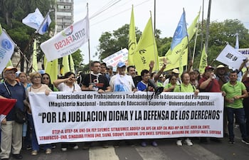 Foto Pedro Gonzalez. Locales 10-02-2026. Los docentes llegaron al centro de Asuncion, tras una multitudinaria marcha de los gremios que protestan contra la reforma de la Caja Fiscal.