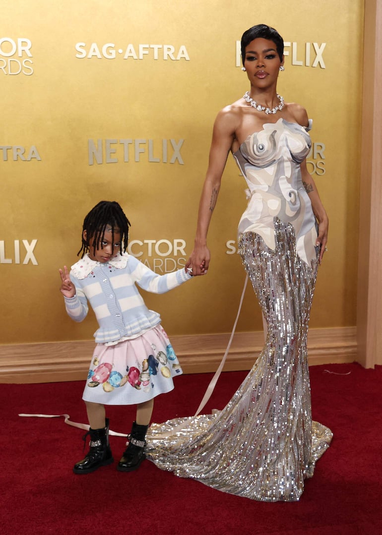La actriz y cantante estadounidense Teyana Taylor y su hija Rue Rose Shumpert asistieron a la 32.ª edición de los Premios Anuales al Actor en el Auditorio Shrine de Los Ángeles. (MICHAEL TRAN / AFP)