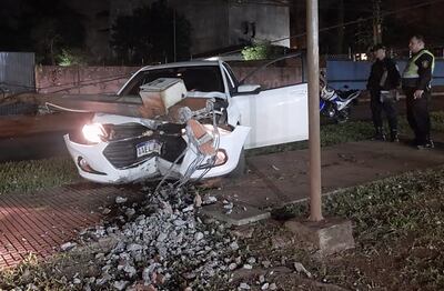 El vehículo terminó impactando contra la columna de hormigón.