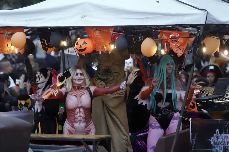 MEX3598. PUEBLA (MÉXICO), 26/10/2024.- Varias personas participan en la tradicional Marcha Siniestra este sábado, en Puebla (México). Las calles del central estado mexicano de Puebla se convirtieron en el camino preferido de cientos de monstruos, personajes de películas y animados para aterrorizar a los observadores sorprendidos. EFE/ Hilda Ríos
