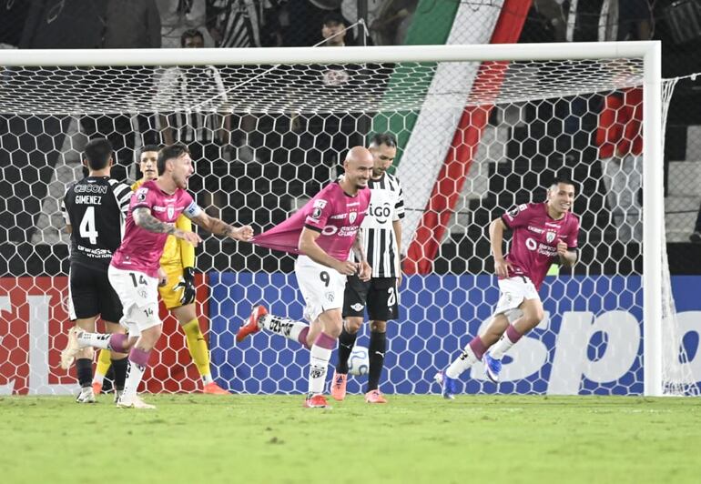 Carlos González se anota en un selecto grupo de paraguayos en registrar “hat-trick” de visitante