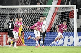 Carlos Gabriel González Espínola (33 años) festeja uno de sus goles, ante el sufrimiento de los liberteños Giménez y Fernández.