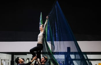 Diego Sosa trabajando con sus compañeros en el montaje de "Las alas del mainumby", que tendrá su estreno el próximo viernes 13 de febrero.