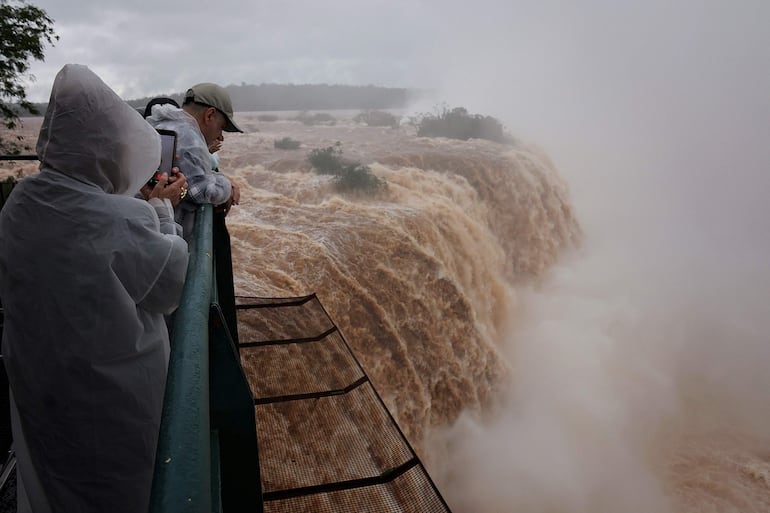 Un grupo de turistas visita las Cataratas del Iguazú este martes, en el Parque Nacional de Iguazú, en Foz de Iguazú, Paraná.