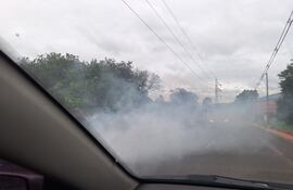 Escasa visibilidad por quema de basura sobre la avenida Avelino Martínez, en San Lorenzo.