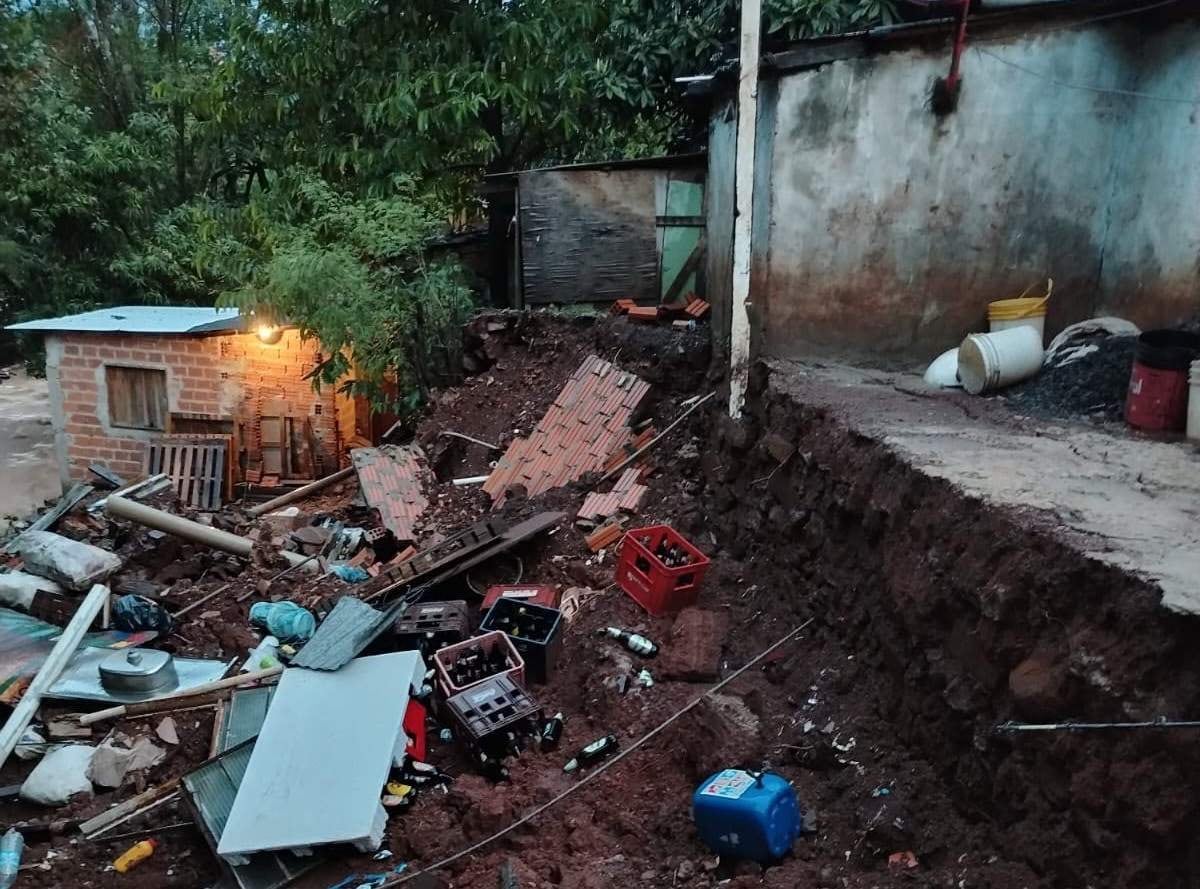 Mujer muere tras derrumbe de su vivienda a orillas de un arroyo en Ciudad del Este