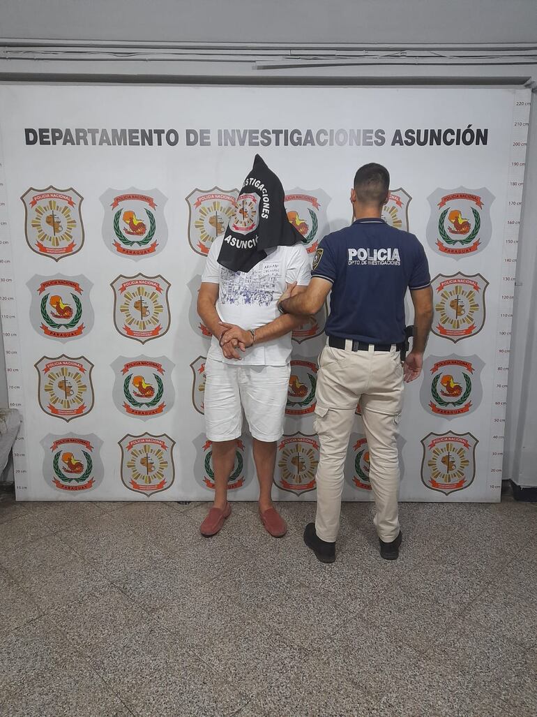 Carlos Andrés Oleñik Memmel detenido por agentes de investigaciones tras allanamiento en su vivienda en el barrio santo domingo de Asunción.