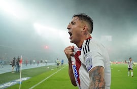 El delantero paraguayo Guillermo Paiva Ayala (28 años), celebrando uno de los tantos que marcó con la camiseta del Junior de Barranquilla.