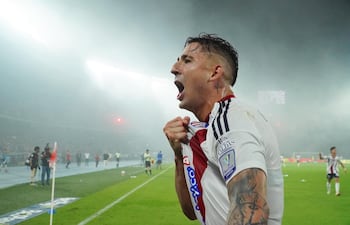 El delantero paraguayo Guillermo Paiva Ayala (28 años), celebrando uno de los tantos que marcó con la camiseta del Junior de Barranquilla.