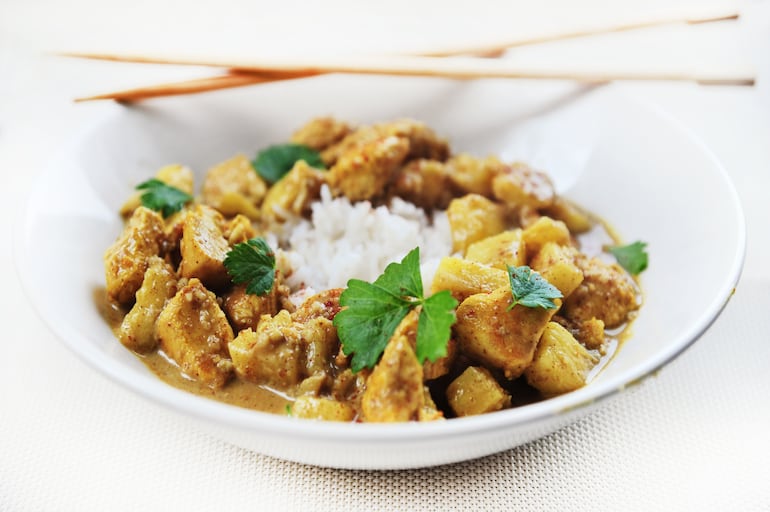 Pollo con piña al curry.