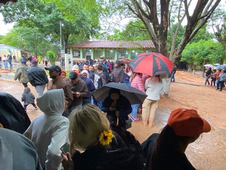 A pesar de la lluvia, muchas personas se acercaron a votar en Belén.