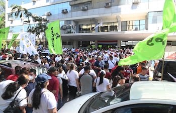 Manifestación de empleados del IPS. En 2019 el organismo tenía 18.573 funcionarios y en 2021 subió a 24.996, muchos “comisionados” entre ellos.
