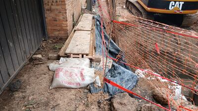 A través de ese tablón, que no presenta medidas de seguridad, deben pasar las personas para llegar a sus hogares.