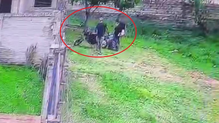 Captura de video de circuito cerrado donde se observa a los sospechosos del hurto domiciliario.