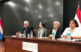 Desde la izquierda, Fernando Lugo, Mercedes Canese, Ricardo Canese y Esperanza Martínez.