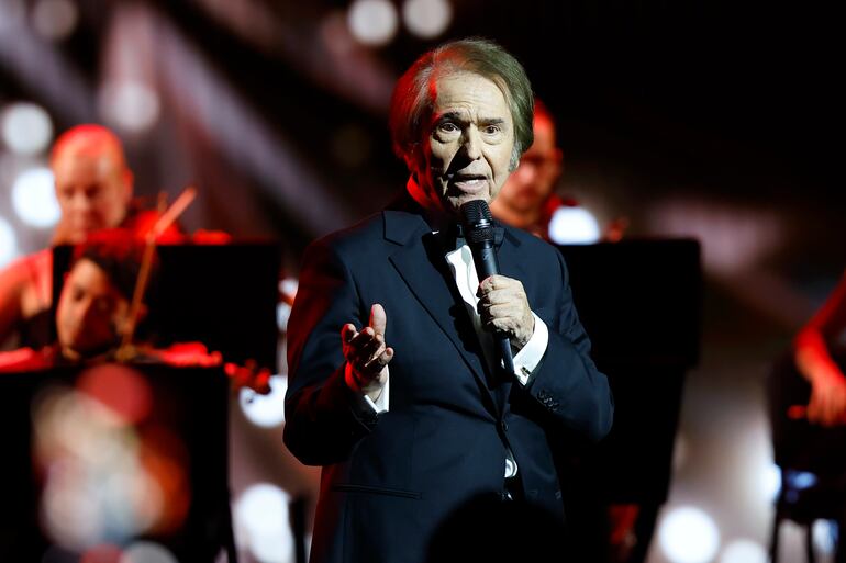 Raphael cantó algunas canciones y agradeció el homenaje de la Academia Latina de la Grabación.