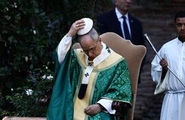 El papa León XIV se pone el solideo, durante una misa.