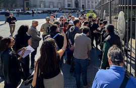 Periodistas esperan en la entrada de la Casa Rosada, en Buenos Aires (Argentina). La Asociación de Entidades Periodísticas Argentinas (ADEPA), que reúne a 180 empresas periodísticas, expresó su "máxima preocupación" ante la decisión del Gobierno de Javier Milei de bloquear el acceso de los periodistas acreditados a la Casa Rosada, sede del Ejecutivo argentino.