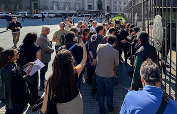 Periodistas esperan en la entrada de la Casa Rosada, en Buenos Aires (Argentina). La Asociación de Entidades Periodísticas Argentinas (ADEPA), que reúne a 180 empresas periodísticas, expresó su "máxima preocupación" ante la decisión del Gobierno de Javier Milei de bloquear el acceso de los periodistas acreditados a la Casa Rosada, sede del Ejecutivo argentino.