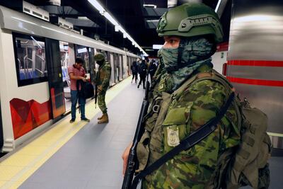 La foto de una supuesta toma de rehenes en el metro de Quito no es actual ni guarda relación con la ola de violencia que vive el país, como afirman mensajes en redes sociales, ya que corresponde con un simulacro que se hizo en el subterráneo de la capital ecuatoriana.