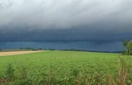 Gran cantidad de lluvia en pocos minutos trajo intensa tormenta en Itapúa.