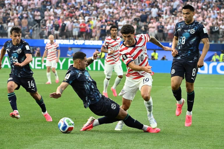 La infracción del lateral paraguayo Juan Cáceres en perjuicio de Christian Pulisic.