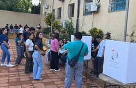 En la fotografía se observa cómo los jóvenes ingresaban de a dos al cuarto de votación, incluso bajo la supervisión de una persona que permanecía observando desde el exterior.