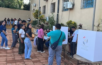 En la fotografía se observa cómo los jóvenes ingresaban de a dos al cuarto de votación, incluso bajo la supervisión de una persona que permanecía observando desde el exterior.