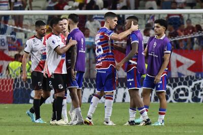 Jugadores de Fortaleza se despiden de los de Potosí este miércoles, al final de un partido de la fase de grupos de la Copa Sudamericana entre Fortaleza y Nacional Potosí en el estadio Castelao en Fortaleza (Brasil).
