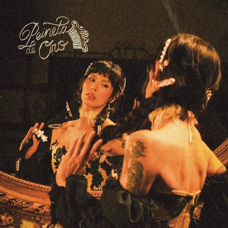 Mujer frente a un espejo, con vestido negro y dorado, expresión contemplativa en un ambiente elegante y oscuro.