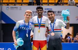 A la derecha, el compatriota Julio César Mirena posa en el podio con la presea de bronce.