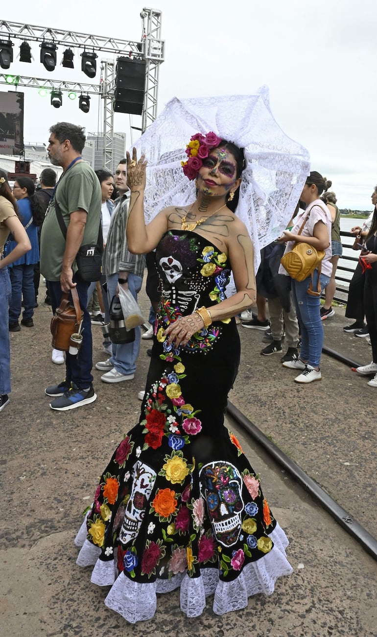 Muchas personas llegaron con trajes alegóricos hasta el Puerto de Asunción.