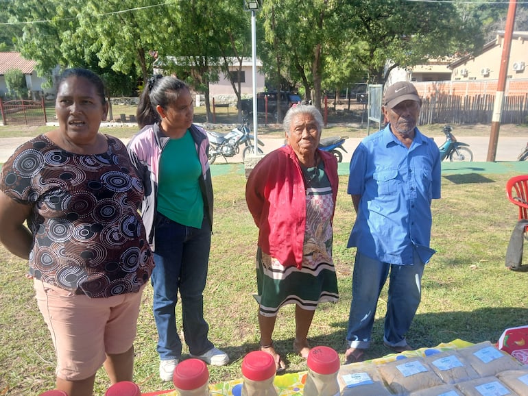 Familias de los Ishir o Chamacocos, que se dedican a la elaboración de harina de algarrobo. 